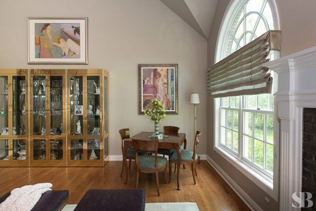 family room with seating area